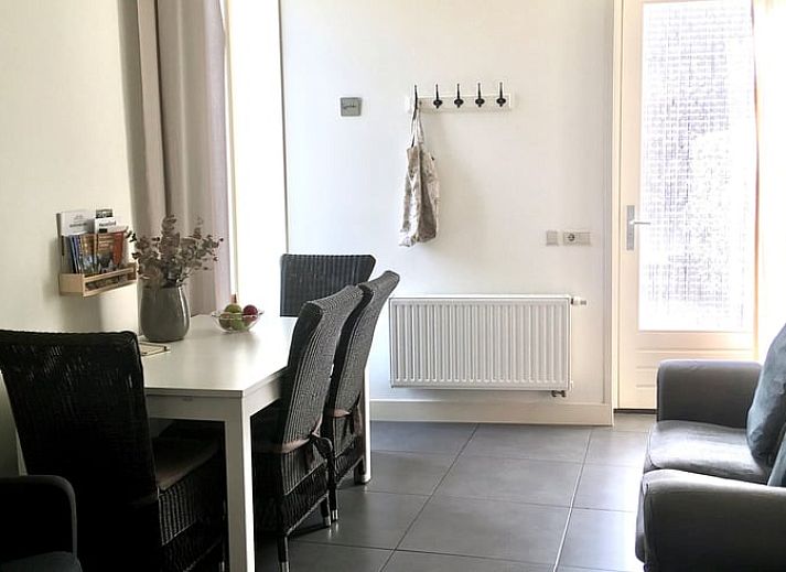Vakantiehuis in Scheulder, Zuid Limburg, met charmante stenen gevel en groene heg.