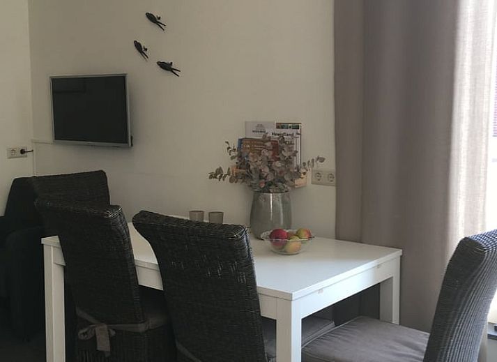 Koperen buitenlampen sieren het vakantiehuis in Scheulder, Zuid Limburg.