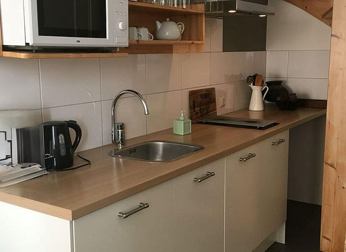 Koperen buitenlampen sieren het vakantiehuis in Scheulder, Zuid Limburg.