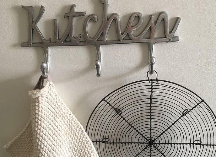 Detail van bakstenen muur met koperen lamp bij Vakantiehuis in Scheulder, Limburg.