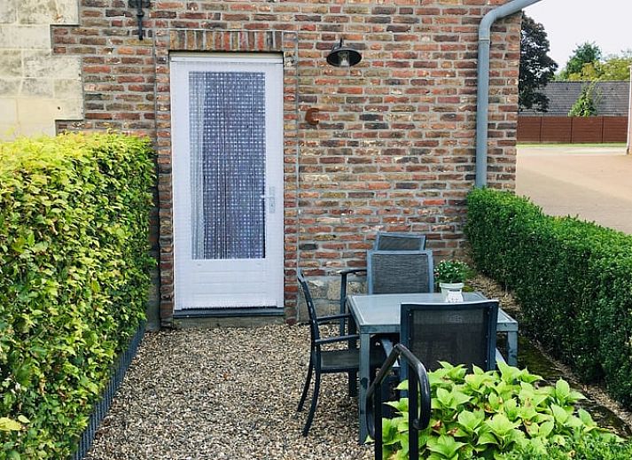 Gezellige eetruimte in Vakantiehuis in Scheulder, Zuid Limburg, met lichtinval.