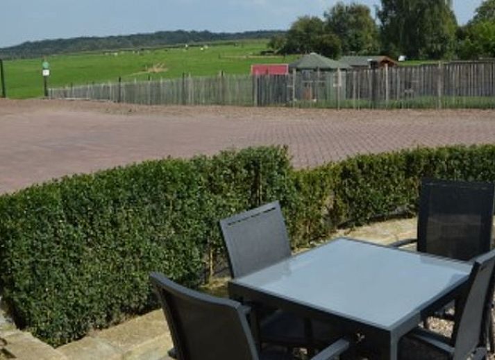 Stijlvolle eetkamer met decoratie in Vakantiehuis in Scheulder, Zuid Limburg.