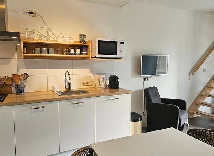 Detail van buitenmuur met koperen lampen bij Vakantiehuisje in Scheulder, Zuid Limburg.