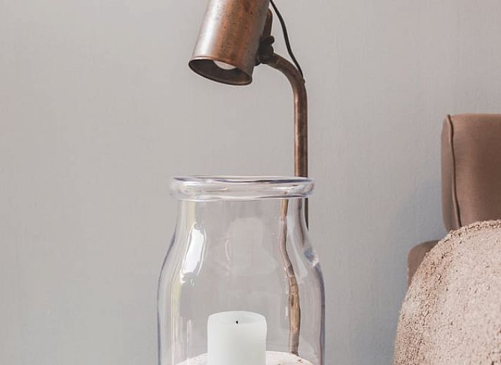 Detail van buitenmuur met koperen lampen bij Vakantiehuisje in Scheulder, Zuid Limburg.