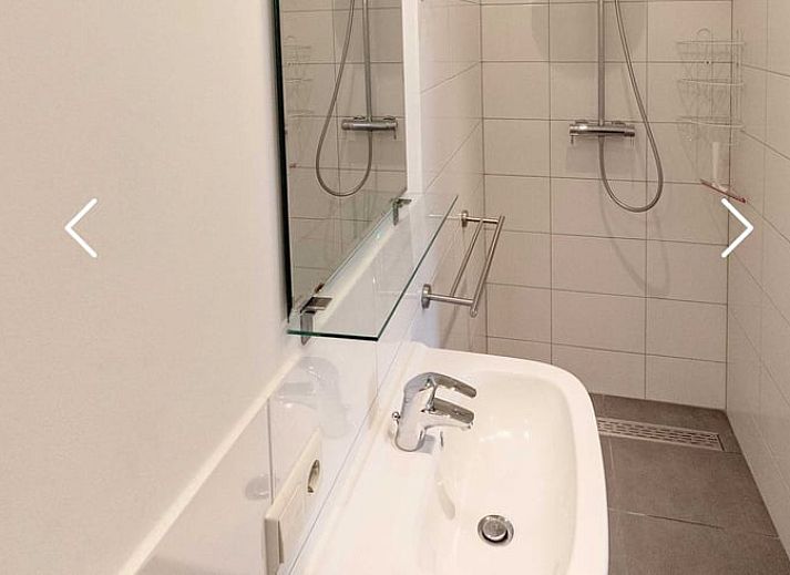 Detail van buitenmuur met koperen lampen bij Vakantiehuisje in Scheulder, Zuid Limburg.