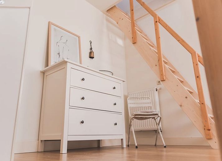 Ingang met bord 'Logeren bij Laura' bij Vakantiehuisje in Scheulder, Zuid Limburg.