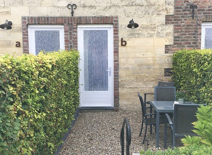 Ingang met bord 'Logeren bij Laura' bij Vakantiehuisje in Scheulder, Zuid Limburg.