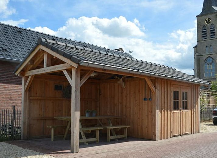 Ingang met bord 'Logeren bij Laura' bij Vakantiehuisje in Scheulder, Zuid Limburg.