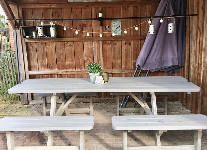 Stijlvol muurdetail met metalen letter bij Vakantiehuisje in Scheulder, Zuid Limburg.