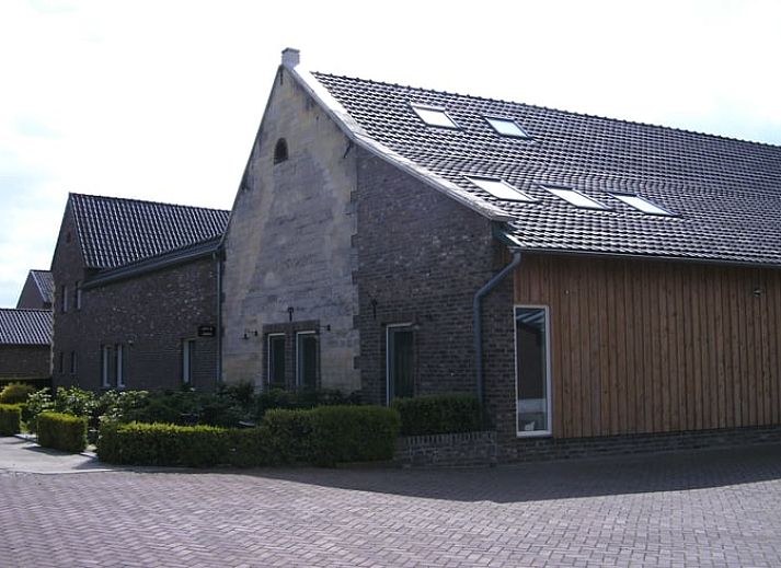 Stijlvol muurdetail met metalen letter bij Vakantiehuisje in Scheulder, Zuid Limburg.