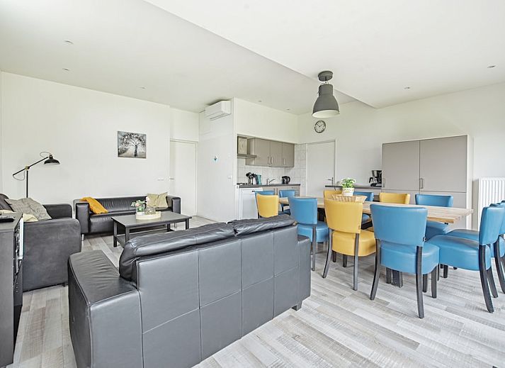 Anemoon 12 bungalow in Walem, Zuid Limburg biedt een ruim terras met prachtig uitzicht op de groene omgeving.