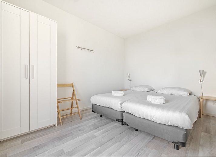 Anemoon 12 bungalow in Walem, Zuid Limburg biedt een ruim terras met prachtig uitzicht op de groene omgeving.