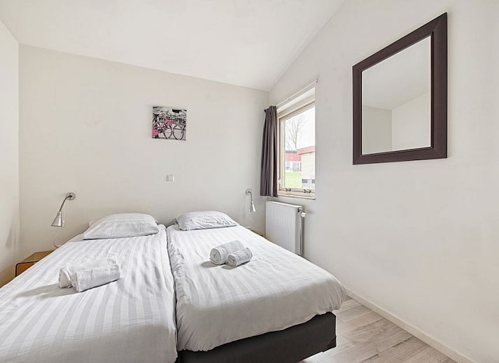 Ruime woonkamer van bungalow Anemoon 12 in Walem, Zuid Limburg met moderne inrichting en comfortabele zitruimte.