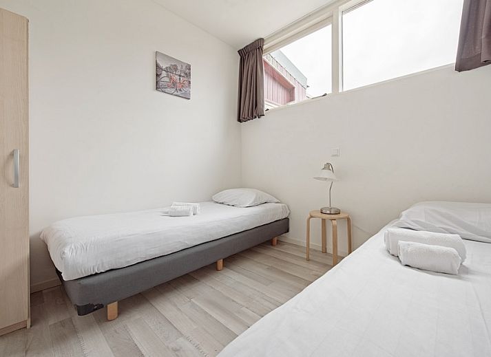 Ruime woonkamer van bungalow Anemoon 12 in Walem, Zuid Limburg met moderne inrichting en comfortabele zitruimte.