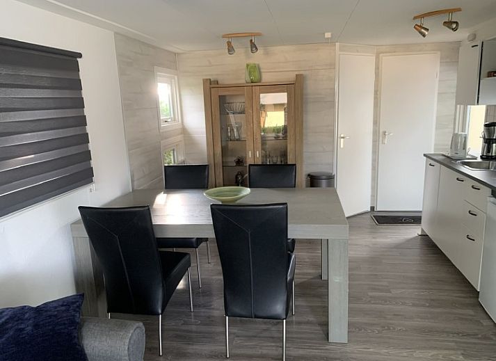 Buitenkant van Stacaravan Joopie in Schimmert, Zuid Limburg met veranda en groene omgeving.