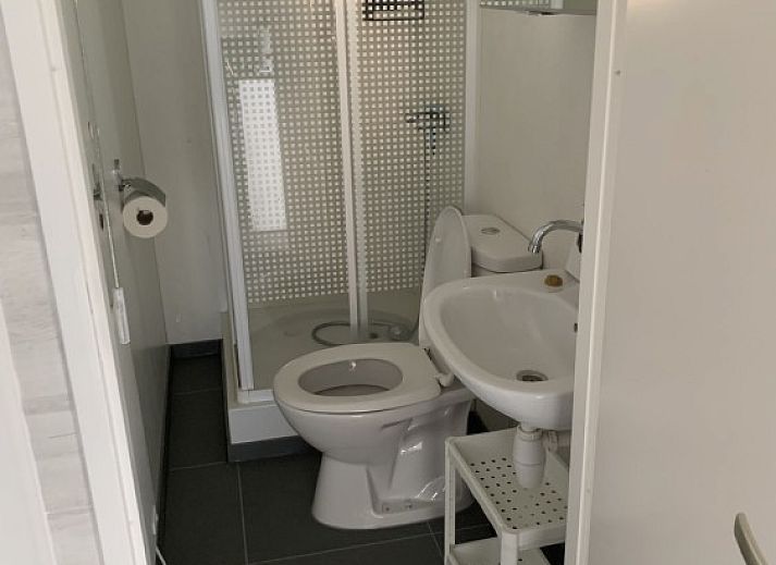 Buitenkant van Stacaravan Joopie in Schimmert, Zuid Limburg met veranda en groene omgeving.