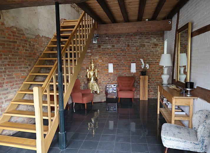 Sfeervolle slaapkamer in L173 vakantiehuis, Sittard, Zuid Limburg, met een groot dakraam en comfortabel bed.