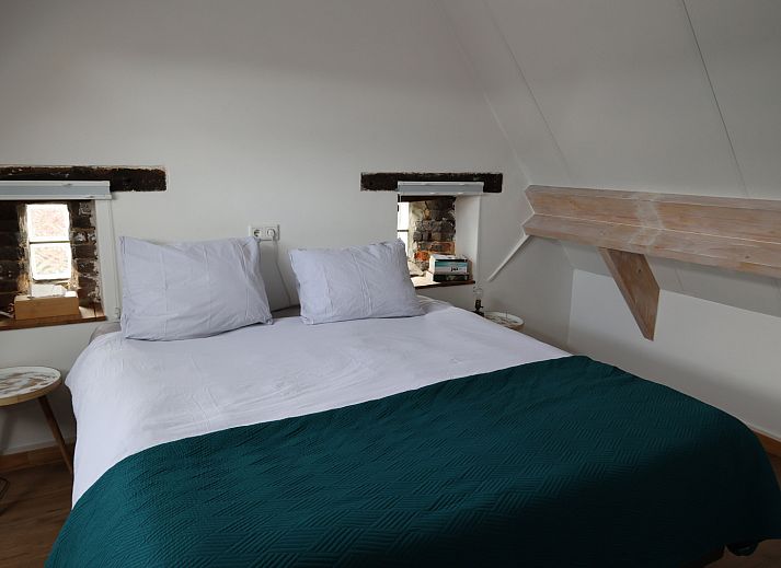 Sfeervolle slaapkamer in L173 vakantiehuis, Sittard, Zuid Limburg, met een groot dakraam en comfortabel bed.