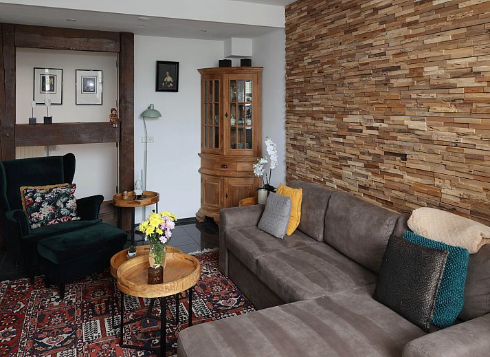 Sfeervolle slaapkamer in L173 vakantiehuis, Sittard, Zuid Limburg, met een groot dakraam en comfortabel bed.