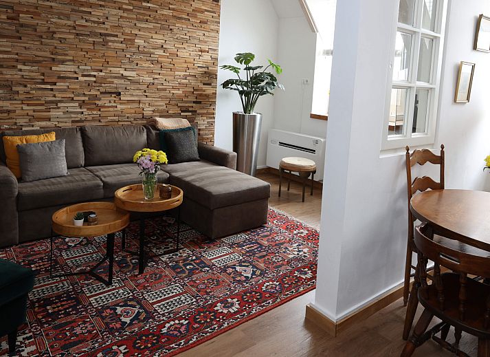 Sfeervolle slaapkamer in L173 vakantiehuis, Sittard, Zuid Limburg, met een groot dakraam en comfortabel bed.