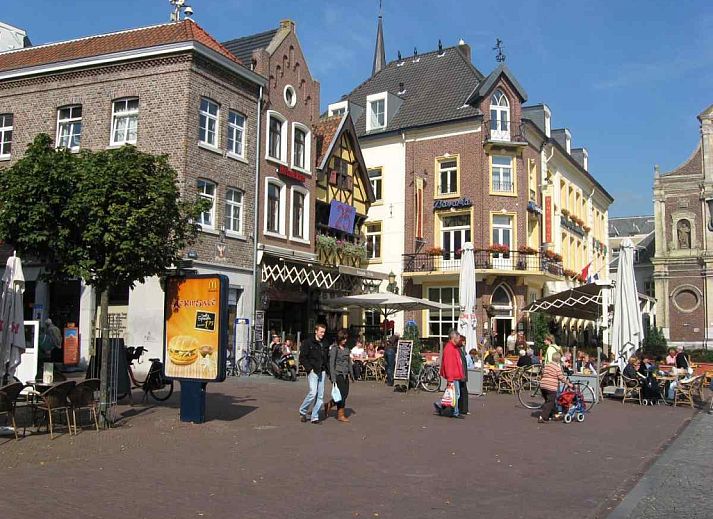 Pittoreske omgeving van L173 vakantiehuis, Sittard, Zuid Limburg, met een schilderachtige waterweg en historische gebouwen.