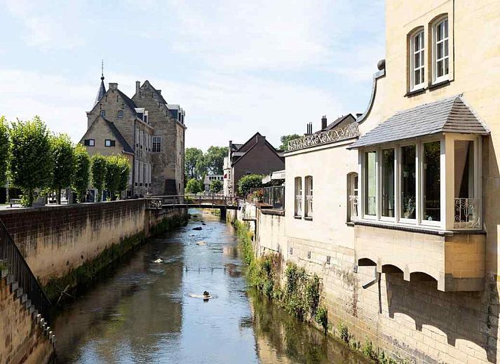 Pittoreske omgeving van L173 vakantiehuis, Sittard, Zuid Limburg, met een schilderachtige waterweg en historische gebouwen.