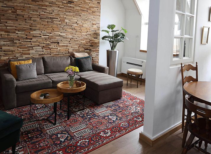 Pittoreske omgeving van L173 vakantiehuis, Sittard, Zuid Limburg, met een schilderachtige waterweg en historische gebouwen.