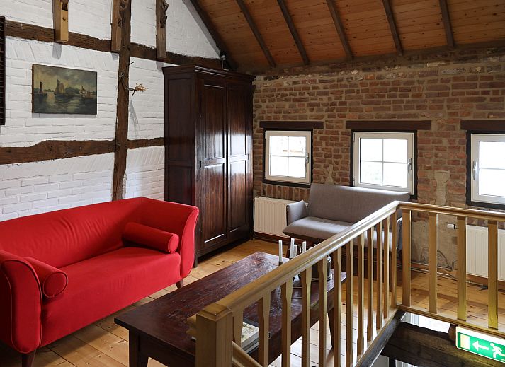 Pittoreske omgeving van L173 vakantiehuis, Sittard, Zuid Limburg, met een schilderachtige waterweg en historische gebouwen.