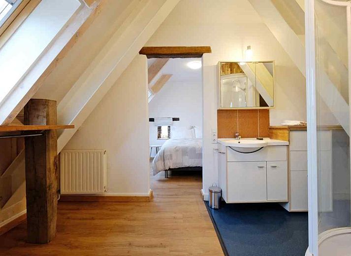 Moderne woonkamer van L173 vakantiehuis in Sittard, Zuid Limburg, met flatscreen-tv en gezellige zithoek.