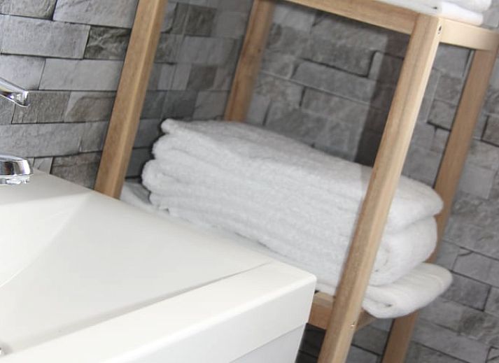 Gezellige woonkamer van Vakantiehuisje in Ulestraten, Zuid Limburg met comfortabele zitplaatsen.