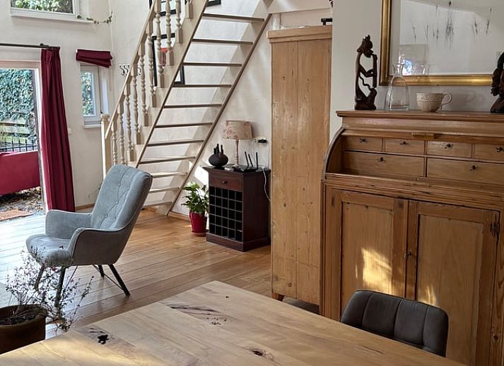Atmospheric decoration in a holiday home in Beutenaken, South Limburg, with an elegant vase and lavender on a wooden mantelpiece.