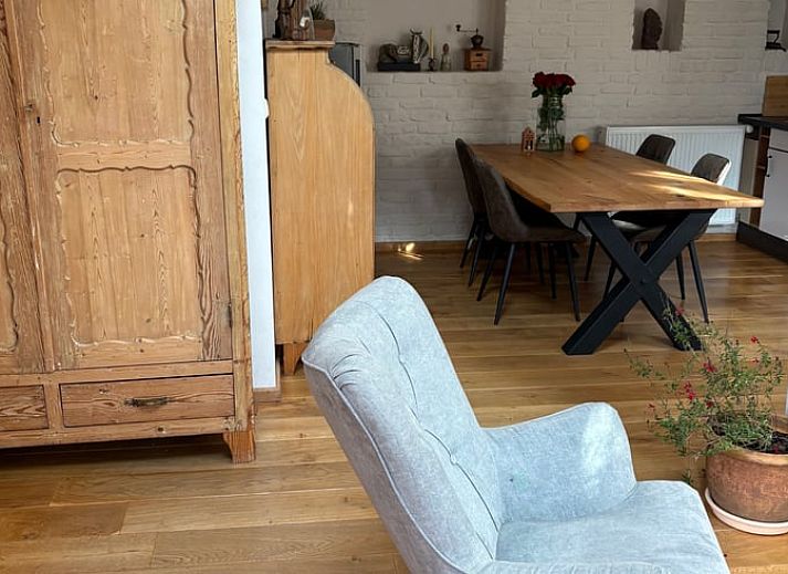Atmospheric decoration in a holiday home in Beutenaken, South Limburg, with an elegant vase and lavender on a wooden mantelpiece.