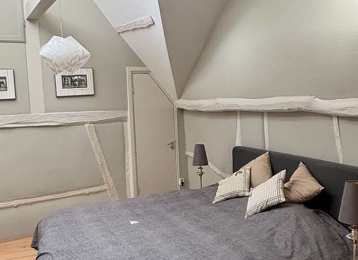 Atmospheric decoration in a holiday home in Beutenaken, South Limburg, with an elegant vase and lavender on a wooden mantelpiece.