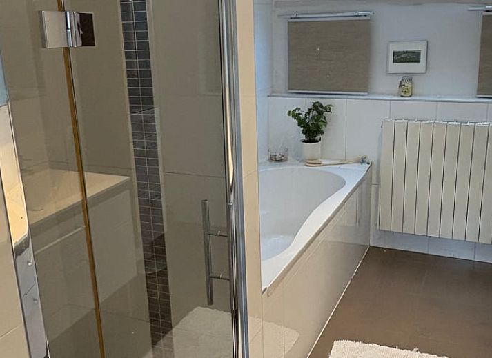 Cozy living room in a vacation home in Beutenaken, South Limburg, with a comfortable seating area and plenty of natural light for a relaxing stay.