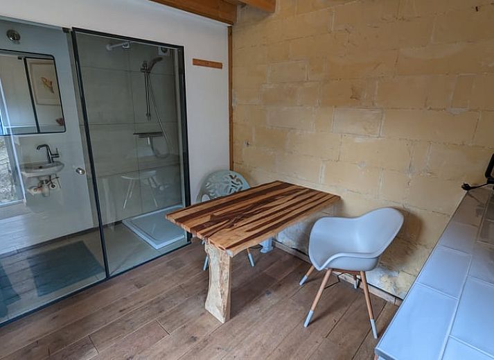 Eingang zum Ferienhaus in Sibbe mit gepflasterter Zufahrt in Suedlimburg, Limburg.