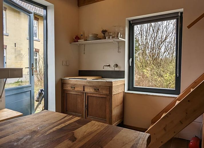 Eingang zum Ferienhaus in Sibbe mit gepflasterter Zufahrt in Suedlimburg, Limburg.