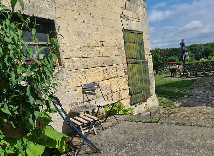 Gemuetliches Schlafzimmer im Ferienhaus in Sibbe mit Blick auf die Natur in Suedlimburg, Limburg.