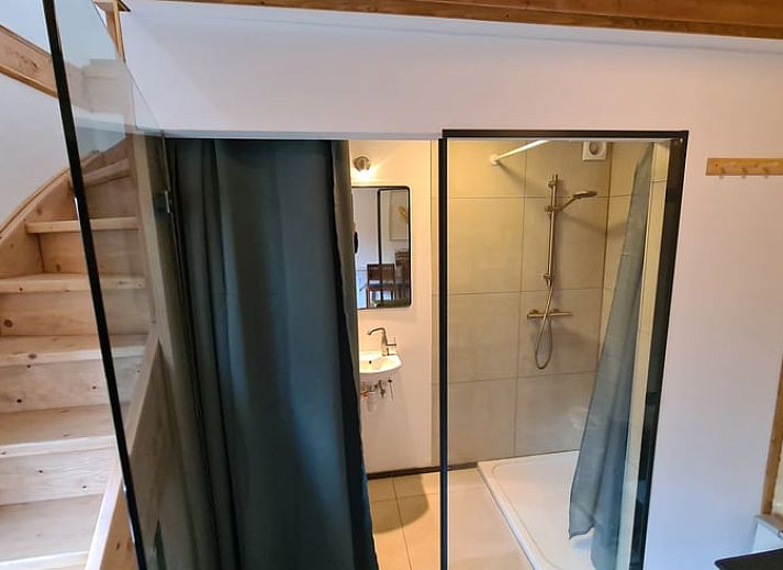 Gemuetliches Schlafzimmer im Ferienhaus in Sibbe mit Blick auf die Natur in Suedlimburg, Limburg.