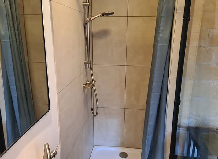 Gemuetliches Schlafzimmer im Ferienhaus in Sibbe mit Blick auf die Natur in Suedlimburg, Limburg.