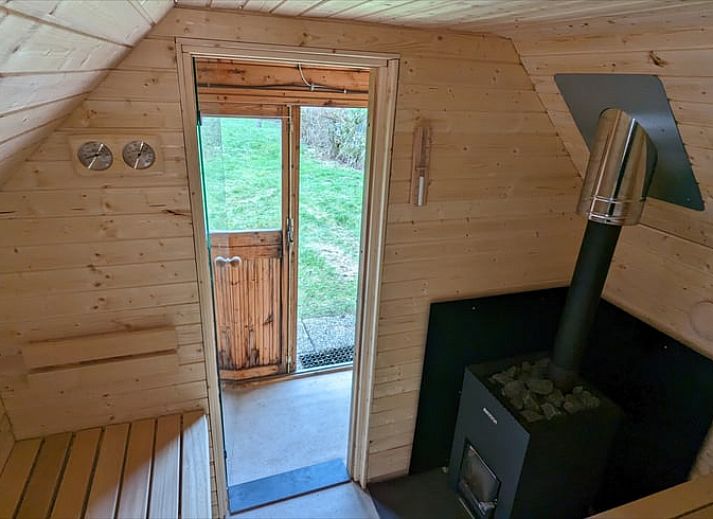 Blick aus dem Schlafzimmer des Ferienhauses in Sibbe auf die gruene Umgebung in Suedlimburg, Limburg.