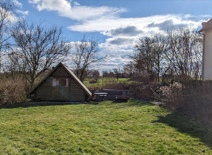 Blick aus dem Schlafzimmer des Ferienhauses in Sibbe auf die gruene Umgebung in Suedlimburg, Limburg.