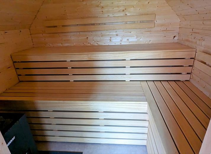 Blick aus dem Schlafzimmer des Ferienhauses in Sibbe auf die gruene Umgebung in Suedlimburg, Limburg.