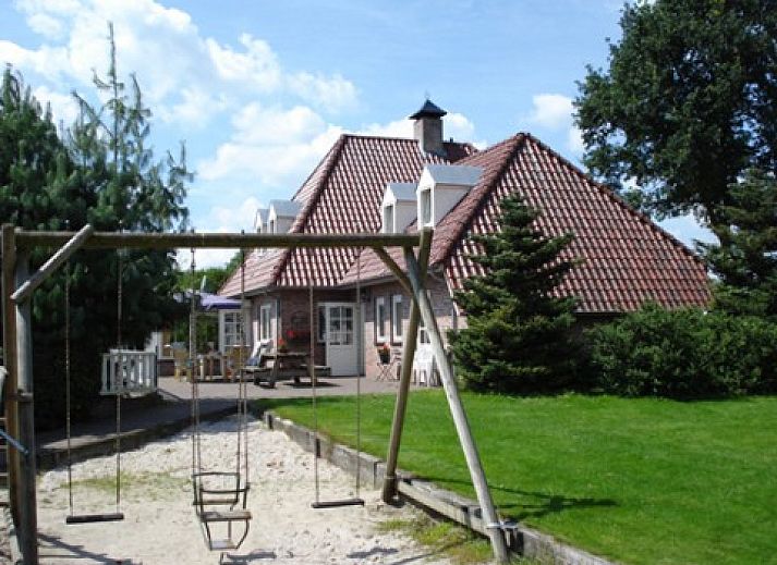 De Hooischuur bed and breakfast in Handel, Noord Brabant met groene tuin en bakstenen gevel.