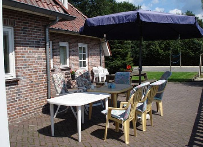 De Hooischuur bed and breakfast in Handel, Noord Brabant met groene tuin en bakstenen gevel.
