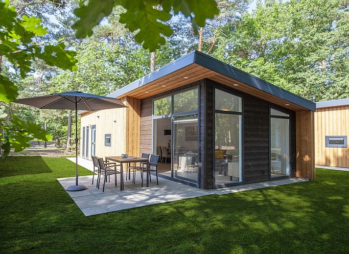Geniessen Sie einen erholsamen Aufenthalt in Lodge 6, einem modernen Ferienhaus mit Terrasse im waldreichen Mierlo, De Peel, Nordbrabant.