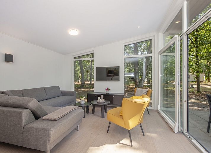 Geniessen Sie einen erholsamen Aufenthalt in Lodge 6, einem modernen Ferienhaus mit Terrasse im waldreichen Mierlo, De Peel, Nordbrabant.