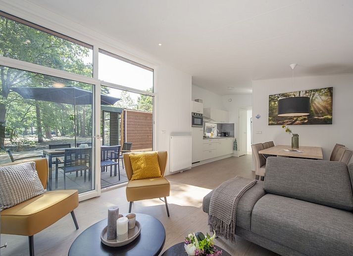 Geniessen Sie einen erholsamen Aufenthalt in Lodge 6, einem modernen Ferienhaus mit Terrasse im waldreichen Mierlo, De Peel, Nordbrabant.