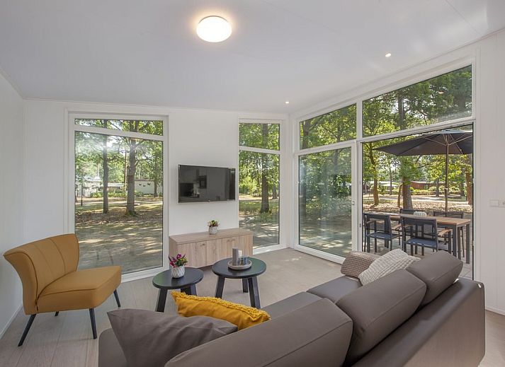 Lodge 6 in Mierlo, De Peel, Nordbrabant, ein modernes Ferienhaus mit Terrasse, umgeben von gruener Natur.