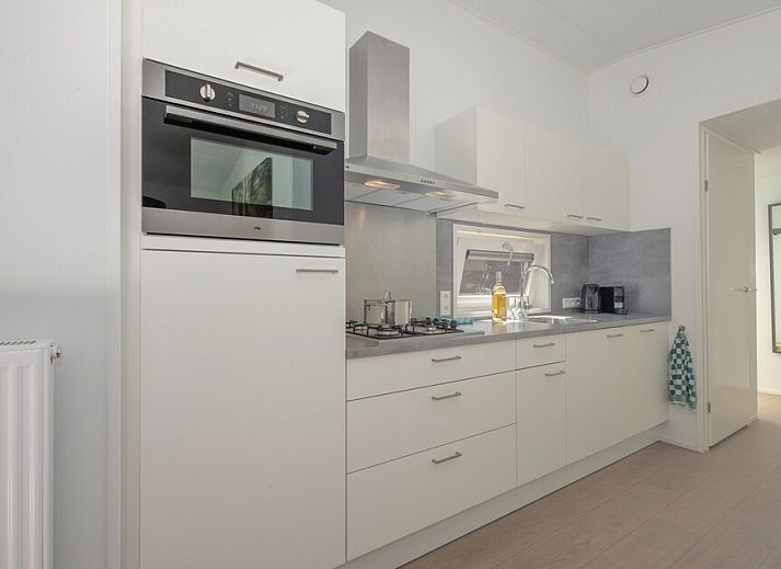 Lodge 6 in Mierlo, De Peel, Nordbrabant, ein modernes Ferienhaus mit Terrasse, umgeben von gruener Natur.