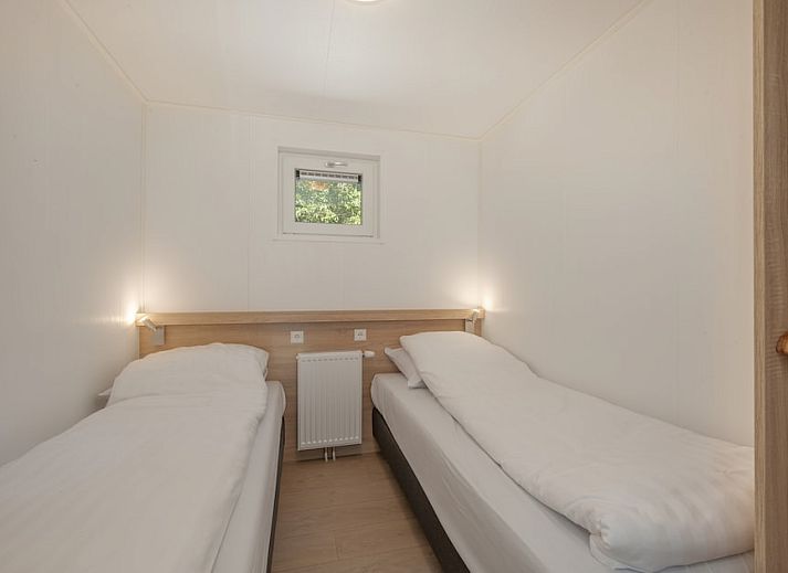 Lodge 6 in Mierlo, De Peel, Nordbrabant, ein modernes Ferienhaus mit Terrasse, umgeben von gruener Natur.